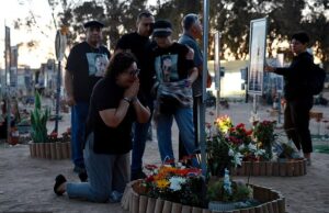 Israel fica em silêncio para lembrar o dia mais sombrio: a nação lamenta no segundo aniversário de 7 de outubro, com pessoas se reunindo para se lembrar dos mortos e os reféns ainda mantidos em Gaza