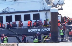 Mais de 1.000 migrantes em pequenos barcos cruzam o Canal da Mancha para a Grã-Bretanha em apenas um dia