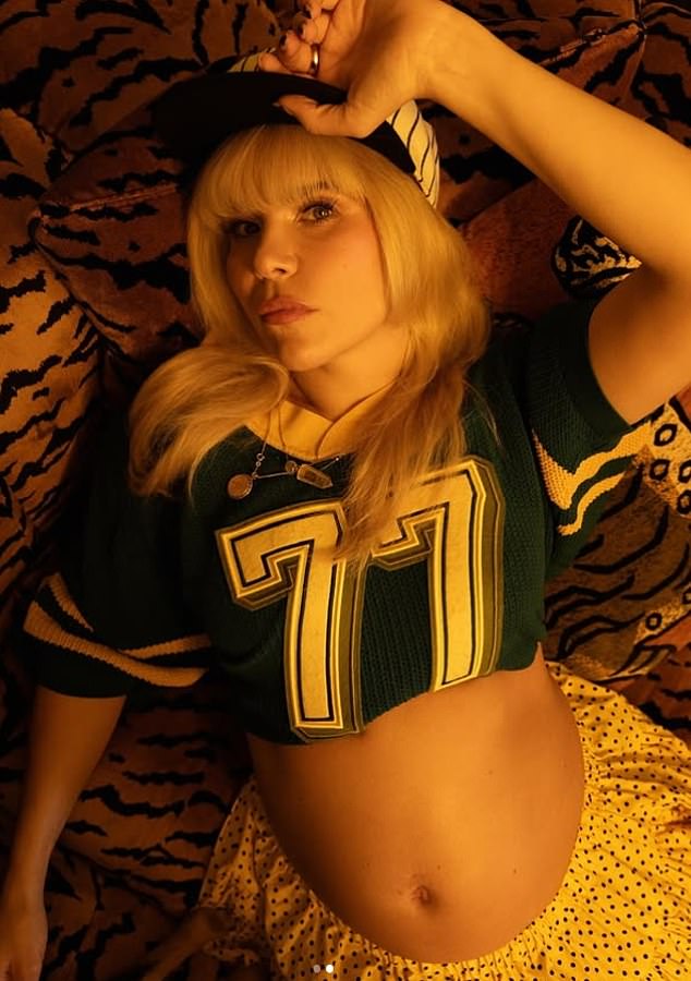 103289295-15224475-Paloma_Faith_has_revealed_she_is_pregnant_as_she_showed_off_her_-m-156_1761318340563.jpg