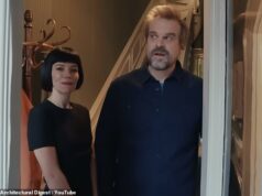 O ex-David Harbor de Lily Allen faz uma piada de ‘traição’ enquanto o casal faz um tour em seu apartamento em Nova York – dois anos antes do álbum explosivo do cantor acusando-o de dormir com uma mulher em sua casa