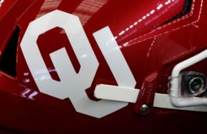 Oklahoma WR Keontez Lewis bate na parede, sai do jogo