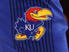 Assistente do Kansas, Joe Dooley, suspenso após prisão por dirigir alcoolizado