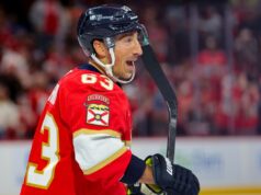 Brad Marchand, dos Panteras, não enfrentará audiência na NHL por cotovelo a cabeça