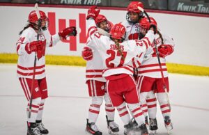 Wisconsin 2025 NCAA celebra o título de hóquei feminino e depois venceu o Maine