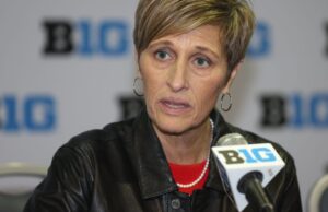 As mulheres de Terry Moren Indiana praticam basquete ativamente, líder de torcida