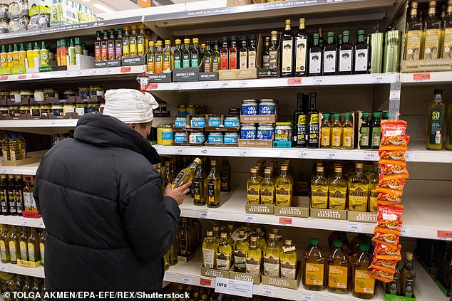 91859845-15219889-While_some_oils_promise_the_health_conscious_endless_benefits_su-a-12_1761233284068.jpg