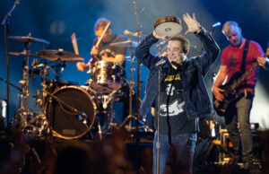 Este corvo contador sintoniza uma avenida solitária especial viajando por
