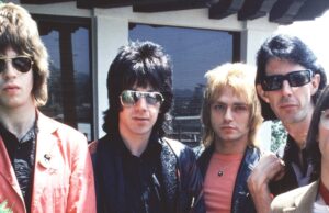 Os sobreviventes de carros de acordo com um novo livro sobre a banda estão trabalhando em um novo álbum com faixas de arquivo