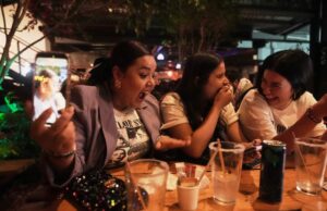 Os fãs de Taylor Swift comemoram o novo álbum ‘Life of a Shogarl’