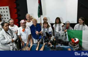 Greta Thunberg aterrissa na Grécia com ativistas de flotilha de Gaza