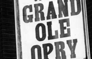 Nesse dia de 1928, o primeiro membro negro de Grand Ole Opri se tornou o primeiro artista do gravador de música de Nashville