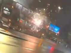 Momento aterrorizante, garotos lançam fogos de artifício em um ônibus de dois andares lotado: nove pessoas são presas depois que Birmingham se transforma em uma ‘zona de guerra’