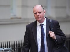 O NHS deve parar de contratar tantos médicos estrangeiros enquanto os britânicos lutam para conseguir empregos, alerta revisão liderada por Chris Whitty