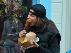 Eva Longoria come um cachorro-quente durante um divertido dia em família na Disneylândia com o marido José Bastón