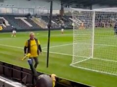 Não tão santo! O mascote fora da liga, Sammy, o Santo, parece ter sido expulso do confronto de seu time na FA Cup depois de cair em um painel publicitário e tropeçar ao longo da linha lateral