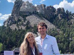 Fury enquanto o podcaster posta meme chamando Erika Kirk de ‘falsa viúva em luto’