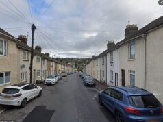 Mulher, 45, está sendo interrogada pela polícia depois que homem foi ‘esfaqueado até a morte’ na casa de Kent