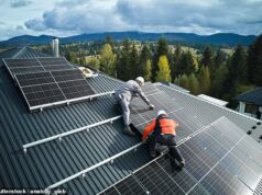Uma série de incêndios em painéis solares colocou os planos de energia verde de Miliband sob escrutínio