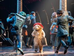 JAN MOIR: Paddington pisca seus olhinhos e a multidão lotada do West End aplaude, aplaude e grita em aprovação para uma obra-prima com sabor de marmelada