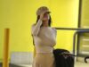 Bianca Censori chama a atenção ao pousar no aeroporto de Melbourne vestindo apenas roupas íntimas e meia-calça dourada bem a tempo para a Copa – mas o marido Kanye West não está à vista