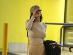 Bianca Censori chama a atenção ao pousar no aeroporto de Melbourne vestindo apenas roupas íntimas e meia-calça dourada bem a tempo para a Copa – mas o marido Kanye West não está à vista