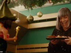 A M&S dá início à festa festiva… num engarrafamento! Anúncio de Natal é estrelado por Dawn French dando uma festa improvisada na rodovia – mas o chef Tom Kerridge não está nada impressionado