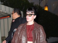 Lily Allen, com top curto, aproveita mais uma noite fora depois de enviar mensagens secretas para o ex David Harbor com AQUELA roupa hilariante de Halloween