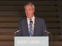 Nigel Farage adverte que a Grã-Bretanha DEVE enfrentar a montanha de dívidas ‘extraordinárias’ enquanto coloca em segundo plano as promessas da Reforma de enormes cortes de impostos