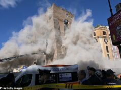 A antiga torre de 30 metros perto do Coliseu de Roma desaba na frente dos turistas, com pelo menos uma pessoa soterrada sob os escombros