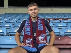 O zagueiro do Scunthorpe United, Jonathan Gjoshe, está no hospital com ferimentos sem risco de vida após o esfaqueamento em massa no trem de Huntingdon