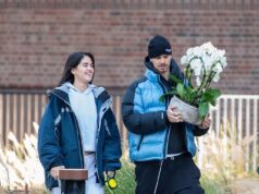 Romeo Beckham e sua namorada Kim Turnbull usam faixas nos dedos anelares enquanto saem juntos em Londres após uma breve separação