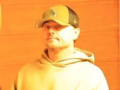 Leonardo DiCaprio, 50, fica chocado ao se livrar da máscara exclusiva enquanto sai com a namorada, 27, em meio à agitação do Oscar