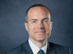 Chefe de escola particular americana e seu filho, 15 anos, picados até a morte por centenas de HORNETS enquanto praticavam tirolesa na Ásia