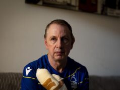 O torcedor de futebol que atacou com as próprias mãos o homem-faca do trem e foi esfaqueado sete vezes quando o agressor lhe perguntou: ‘Você quer morrer?’