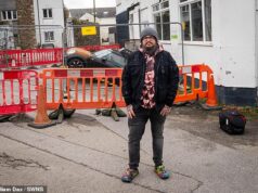 Mini Cooper escorrega em um buraco, mas as autoridades não conseguem removê-lo – caso SEUS veículos de resgate caiam