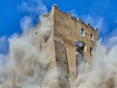 Trabalhador que foi libertado após 12 horas preso sob os escombros quando uma torre do século 13 desabou perto do Coliseu de Roma morreu – enquanto outro luta por sua vida