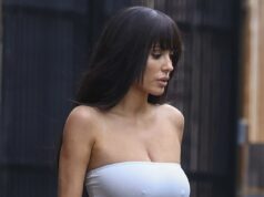 Bianca Censori fica sem sutiã em traje transparente durante um raro passeio em família com a mãe Alexandra e a irmã Angelina em Melbourne