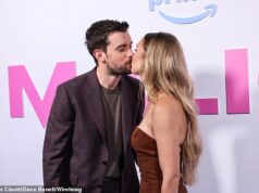 Jack Whitehall e sua noiva de pernas compridas, Roxy Horner, compartilham um beijo apaixonado enquanto a modelo o apoia na estreia de Malice em Londres