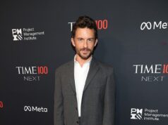 O ator de Wicked and Jurassic World Rebirth, Jonathan Bailey, é eleito o homem mais sexy do mundo pela People