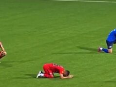 O momento notável em que os jogadores de futebol da primeira divisão desmaiam ao saber que seu técnico, de 44 anos, morreu no meio da partida após um ataque cardíaco no banco de reservas