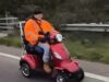 O piloto da scooter de mobilidade surpreende outros motoristas ao navegar pela movimentada via dupla sem se preocupar com o mundo