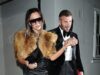 Oh, que cavaleiro! Victoria e David Beckham relaxam com estilo enquanto festejam com a família e amigos do showbiz até 1h da manhã em um jantar oferecido por Gordon Ramsay
