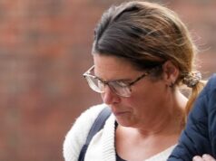 Agente penitenciária comparece ao tribunal acusada de praticar ato sexual com um presidiário