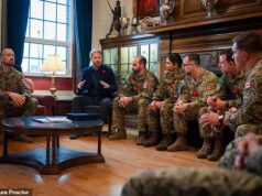 O príncipe Harry conhece soldados da reserva canadenses ao iniciar a viagem pseudo-real – depois de rejeitar alegações de que ele estava tentando ofuscar a viagem de William ao Brasil