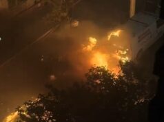 Carro explode em uma bola de fogo em rua de Nova York, ferindo sete bombeiros