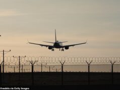 Dois jatos de passageiros lotados chegam cinco segundos depois de cair no ar, antes que o furioso controle de tráfego aéreo repreenda o piloto do avião italiano, que pede desculpas por ignorar suas instruções.