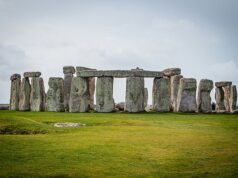 Funcionários de Stonehenge colocados em alerta máximo após assalto ao Louvre – apesar das pedras pesarem até 25 toneladas