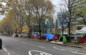 O centro comercial de Londres é transformado em Tent City, à medida que migrantes e moradores de rua criam pelo menos 30 abrigos em ‘favelas’