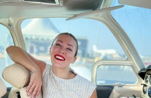 Comissária de bordo revela o que acontece se alguém morrer no avião