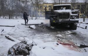 Após três invernos da guerra selvagem de Putin, o seu maltratado exército está a devorar-se. Conscritos mal treinados atirando em colegas recrutas, oficiais executando homens que desobedecem ordens – e tropas forçadas a lutar entre si até a morte: DAVID PATRIKARAKOS